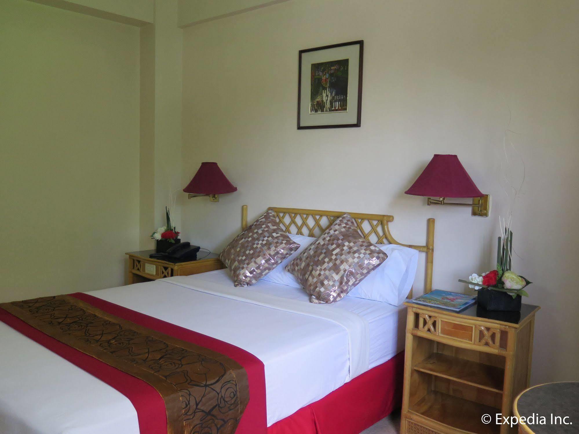 Oyo 414 Humberto'S Hotel Davao Екстер'єр фото